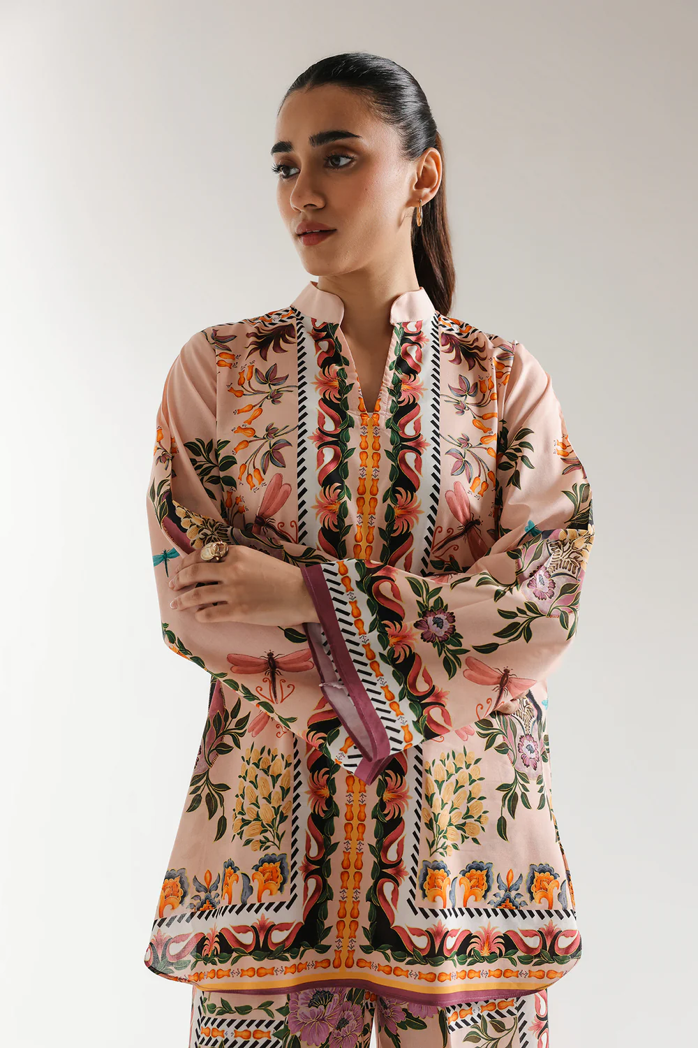 Close-up shot highlighting the refined ban neckline with V-slit, vibrant motif, and breathable texture of the fine cotton-viscose fabric.