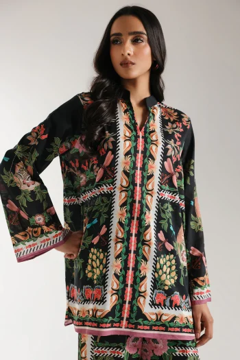 Close-up shot highlighting the refined ban neckline with V-slit, vibrant motif, and breathable texture of the fine black cotton-viscose fabric.